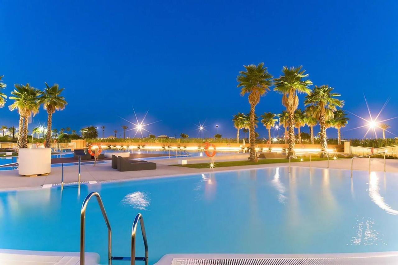 Luxury Complex Beachfront Apartment, Infinity Pool, Sauna, Gym And Large Terrace توريمولينوس المظهر الخارجي الصورة