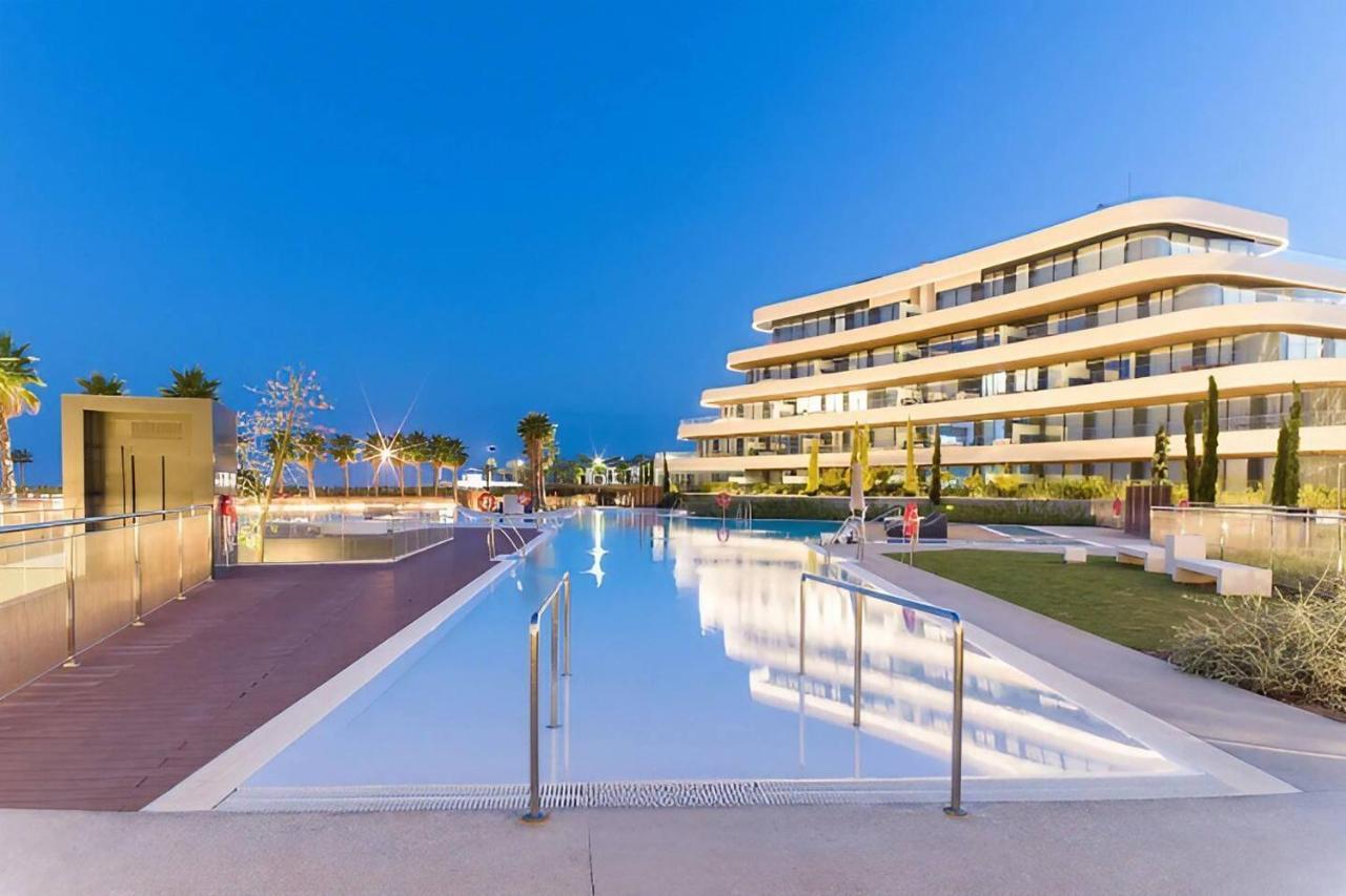 Luxury Complex Beachfront Apartment, Infinity Pool, Sauna, Gym And Large Terrace توريمولينوس المظهر الخارجي الصورة