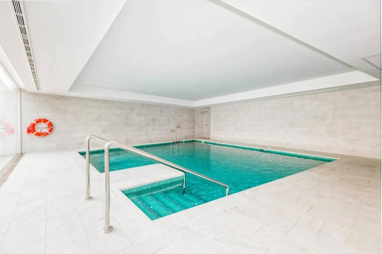 Luxury Complex Beachfront Apartment, Infinity Pool, Sauna, Gym And Large Terrace توريمولينوس المظهر الخارجي الصورة