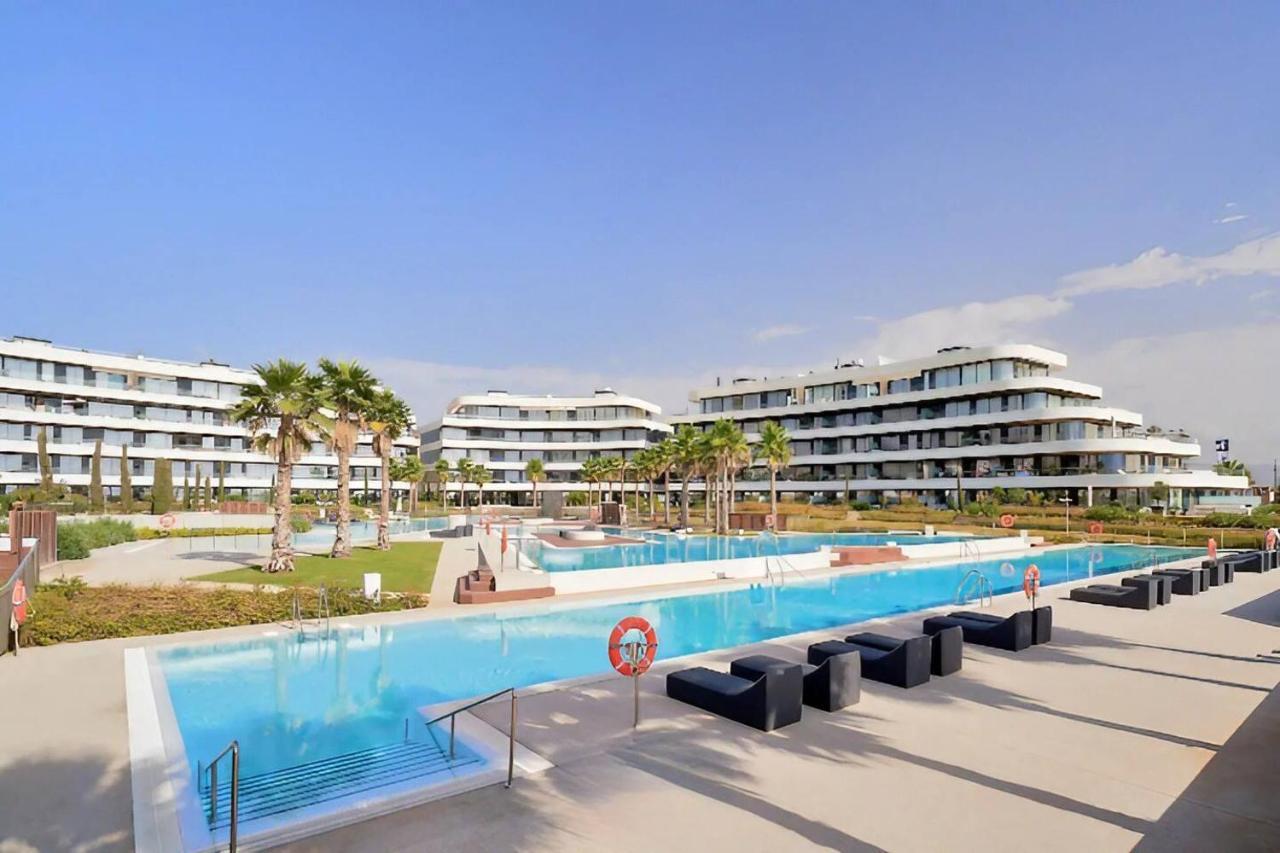 Luxury Complex Beachfront Apartment, Infinity Pool, Sauna, Gym And Large Terrace توريمولينوس المظهر الخارجي الصورة